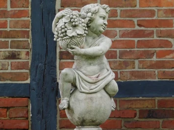 Vintage-Engel auf Sockel – 155 cm – Gartenfiguren aus Stein