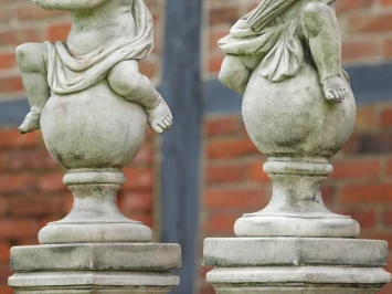 Vintage-Engel auf Sockel – 155 cm – Gartenfiguren aus Stein