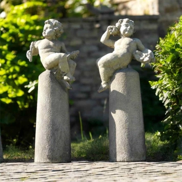 Klassieke set van 2 Putti op sokkel - 130 cm - vintage steen