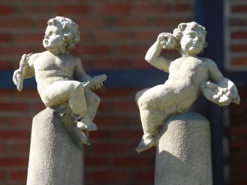 Klassieke set van 2 Putti op sokkel - 130 cm - vintage steen