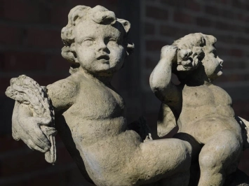 Ensemble classique de 2 putti sur piédestal - 130 cm - pierre vintage