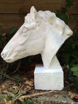 Paard gietijzer hoofd, in roest-optica white
