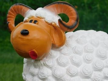 Ram - polystone - 45 cm - wit/bruin - speels beeld