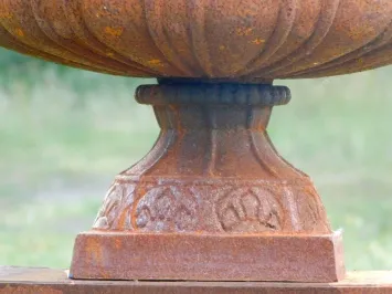 Vase de jardin en fonte à oreilles – 50 cm – patine rouille.