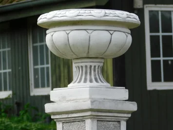Pot de fleurs rond sur socle – 83 cm – pierre – design classique