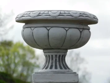 Pot de fleurs rond sur socle – 83 cm – pierre – design classique
