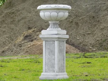 Pot de fleurs rond sur socle – 83 cm – pierre – design classique
