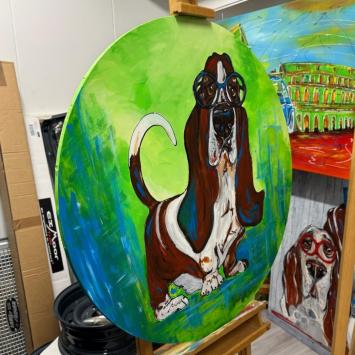 Bassethond met bril - ronde schilderij - groene achtergrond