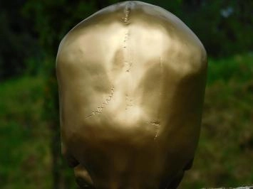 Crâne - statue en polystone - 23 cm - finition dorée