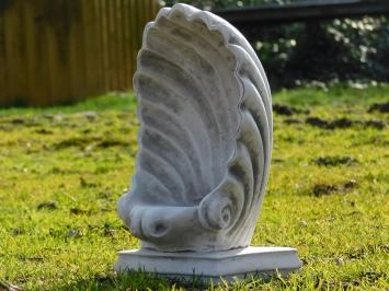 Zittende engel in schelp - stenen beeld - 40 cm - op voet