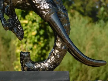 Tête d'éléphant – 48 cm – sculpture en aluminium sur socle en bois