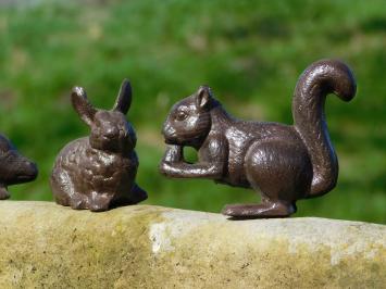 Set mooie gietijzeren dieren beelden: slak, konijn, egel en een eekhoorn