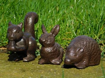 Set mooie gietijzeren dieren beelden: slak, konijn, egel en een eekhoorn