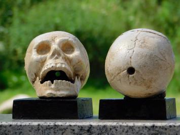 Totenkopf-Buchstützen – Gusseisen – 2er-Set – Unikate