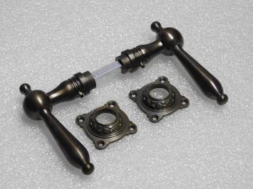 Türgriffe „Revo“ mit Rosetten – Set aus patiniertem Messing