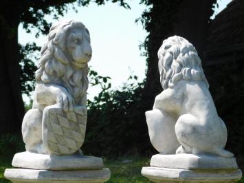 Löwenfigur mit Schild auf Sockel – 94 cm – Stein