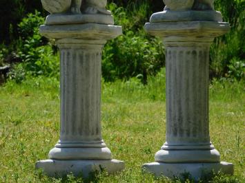 Löwenfigur mit Schild auf Sockel – 94 cm – Stein
