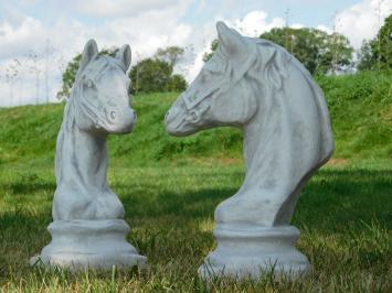 Set van 2 paardenhoofden, vol steen