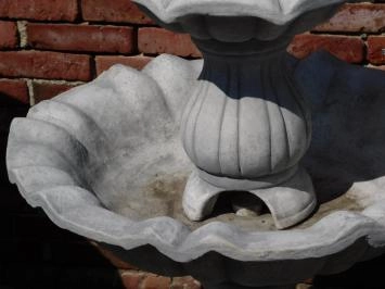 Fontaine en pierre - avec pomme de pin - 140 cm - gracieuse - blanche