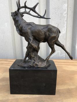 Een bronzen beeld/sculptuur van een hert