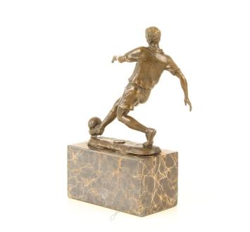 Een bronzen beeld / sculptuur van een voetbal speler, voetbalbeeld