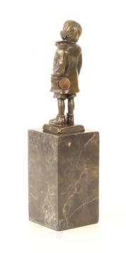 Eine Bronzestatue/Skulptur eines kleinen Jungen