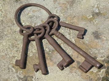 Decoratieve middeleeuwse sleutelbos, 5 unieke sleutels, ijzer