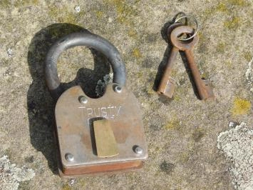 Antiek slot, hangslot met werkend slot - middeleeuwse-look