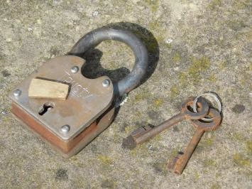 Antiek slot, hangslot met werkend slot - middeleeuwse-look