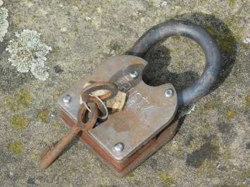 Antiek slot, hangslot met werkend slot - middeleeuwse-look