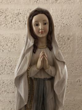 Schönes Bild der betenden Maria, Polystone in Holzoptik