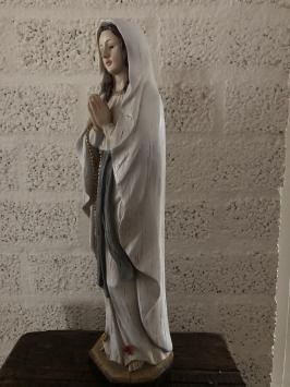 Mooi beeld van Maria biddend, polystone in woodlook.