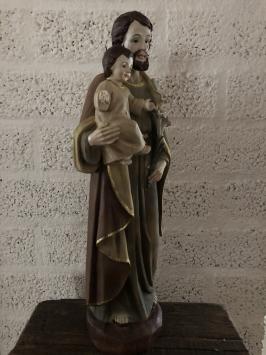 Mooi beeld van Jozef met Jezus op de arm, polystone in woodlook.