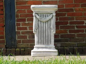 Classique – socle en pierre avec draperie – 75 cm de hauteur