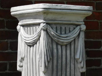 Classique – socle en pierre avec draperie – 75 cm de hauteur