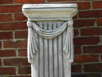 Classique – socle en pierre avec draperie – 75 cm de hauteur