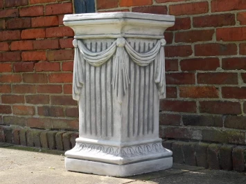 Classique – socle en pierre avec draperie – 75 cm de hauteur
