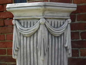 Classique – socle en pierre avec draperie – 75 cm de hauteur