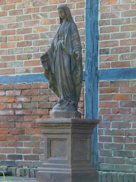 Große Gartenstatue der Maria auf Sockel – 170 cm – Steinoxid