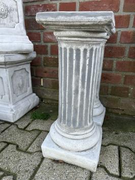 Sierlijke zuil / sokkel in Griekse stijl, stenen kolom als voet