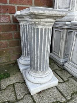 Sierlijke zuil / sokkel in Griekse stijl, stenen kolom als voet
