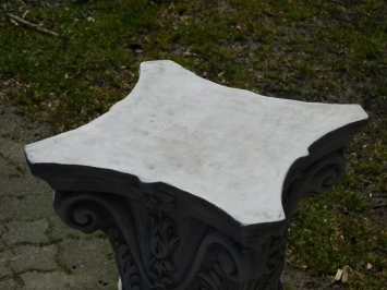 Klassischer Sockel – Stein – 80 cm – Säule mit Kapitell