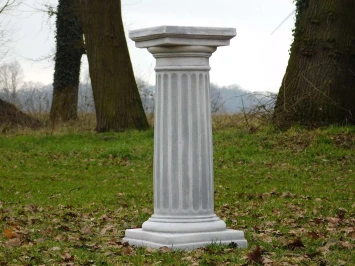 Klassische Säule aus Stein – schwerer Sockel – griechisch