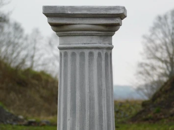 Klassische Säule aus Stein – schwerer Sockel – griechisch