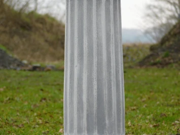 Klassische Säule aus Stein – schwerer Sockel – griechisch