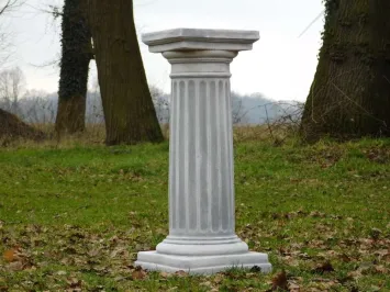 Klassische Säule aus Stein – schwerer Sockel – griechisch