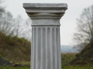 Klassische Säule aus Stein – schwerer Sockel – griechisch
