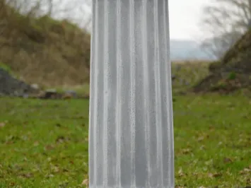 Klassische Säule aus Stein – schwerer Sockel – griechisch