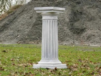 Colonne classique en pierre - base massive - pilier grec