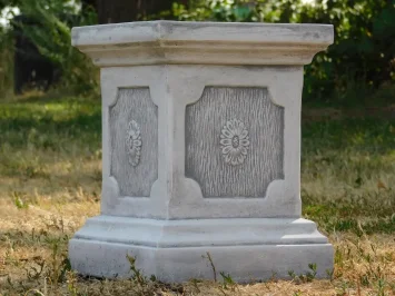 Quadratischer Steinsockel – massiver Stein – 37 cm – klassisch